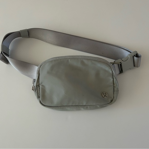 lululemon athletica Handbags - Lululemon Everywhere Belt Bag *1L in
Silver Drop